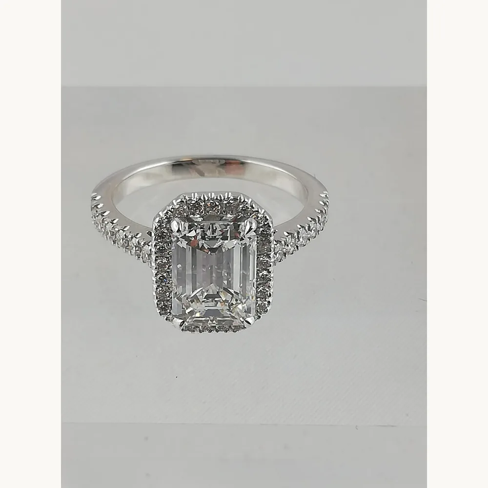 Bague diamant taille emeraude d'environ deux carats - Bordeaux